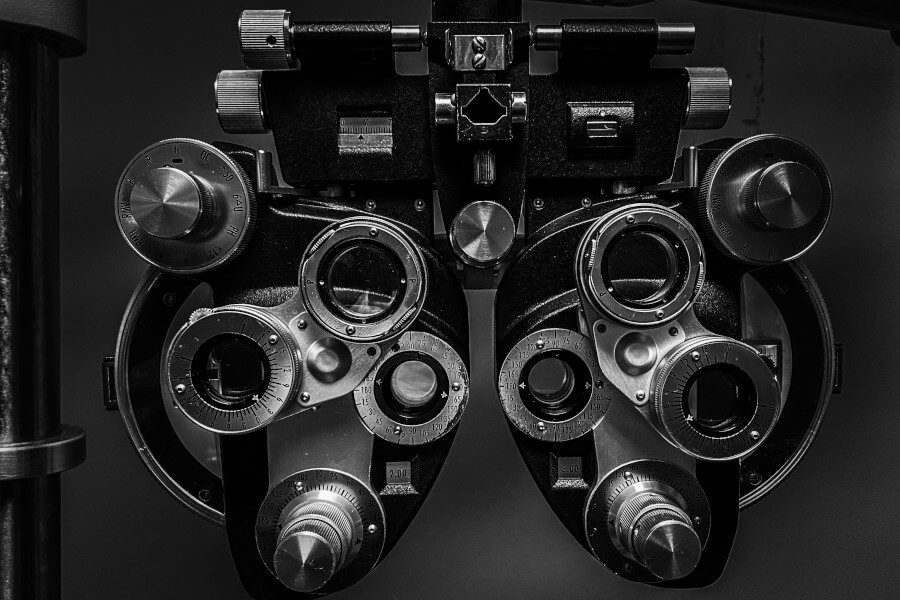 soczewki kontaktowe vs okulary dla seniora